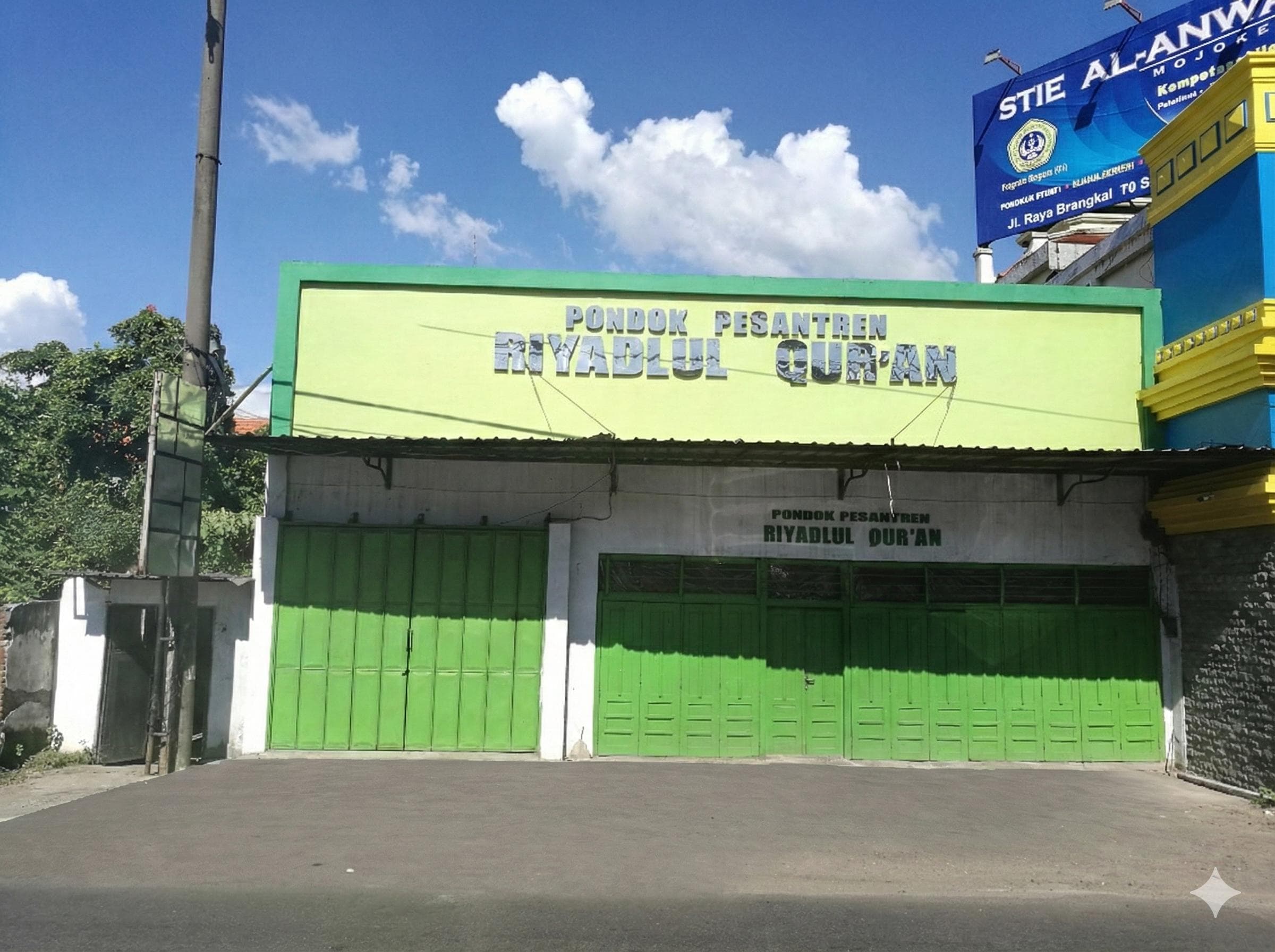 Tampak depan asrama putri Pondok Pesantren Riyadlul Qur'an