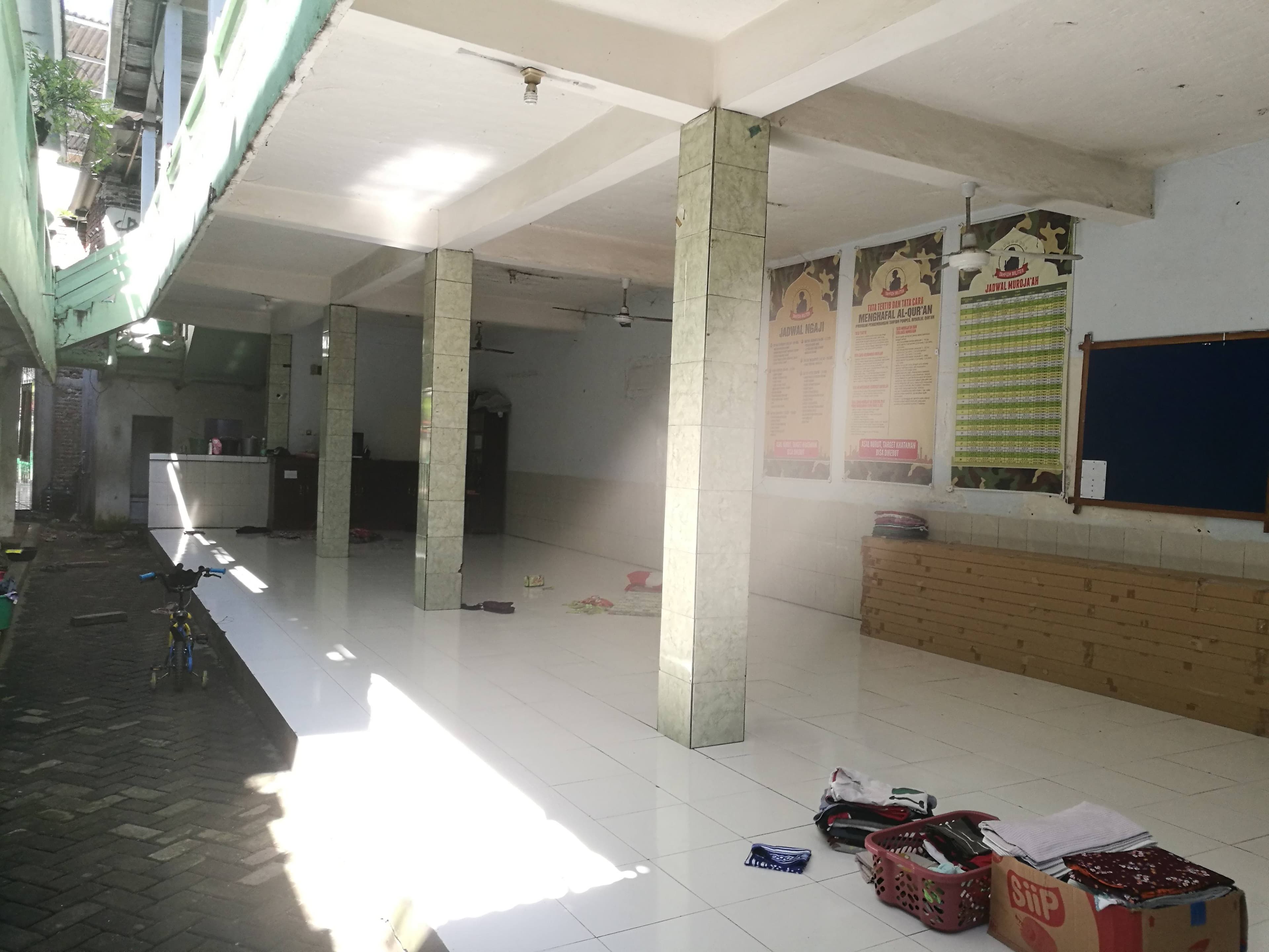 Ruang aula pembelajaran santri Pondok Pesantren Riyadlul Qur'an
