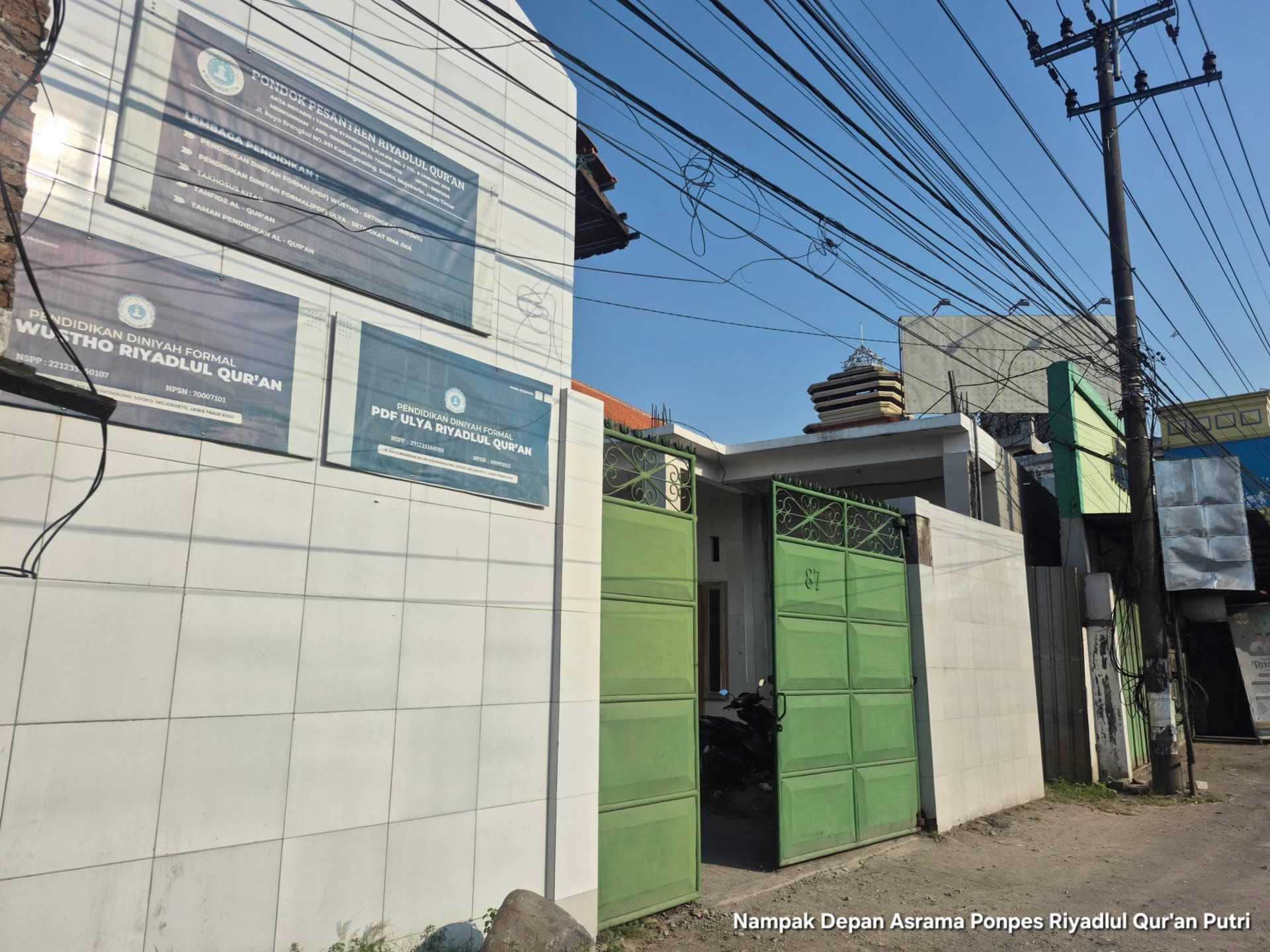 Tampak depan asrama santri putri Pondok Pesantren Riyadlul Qur'an