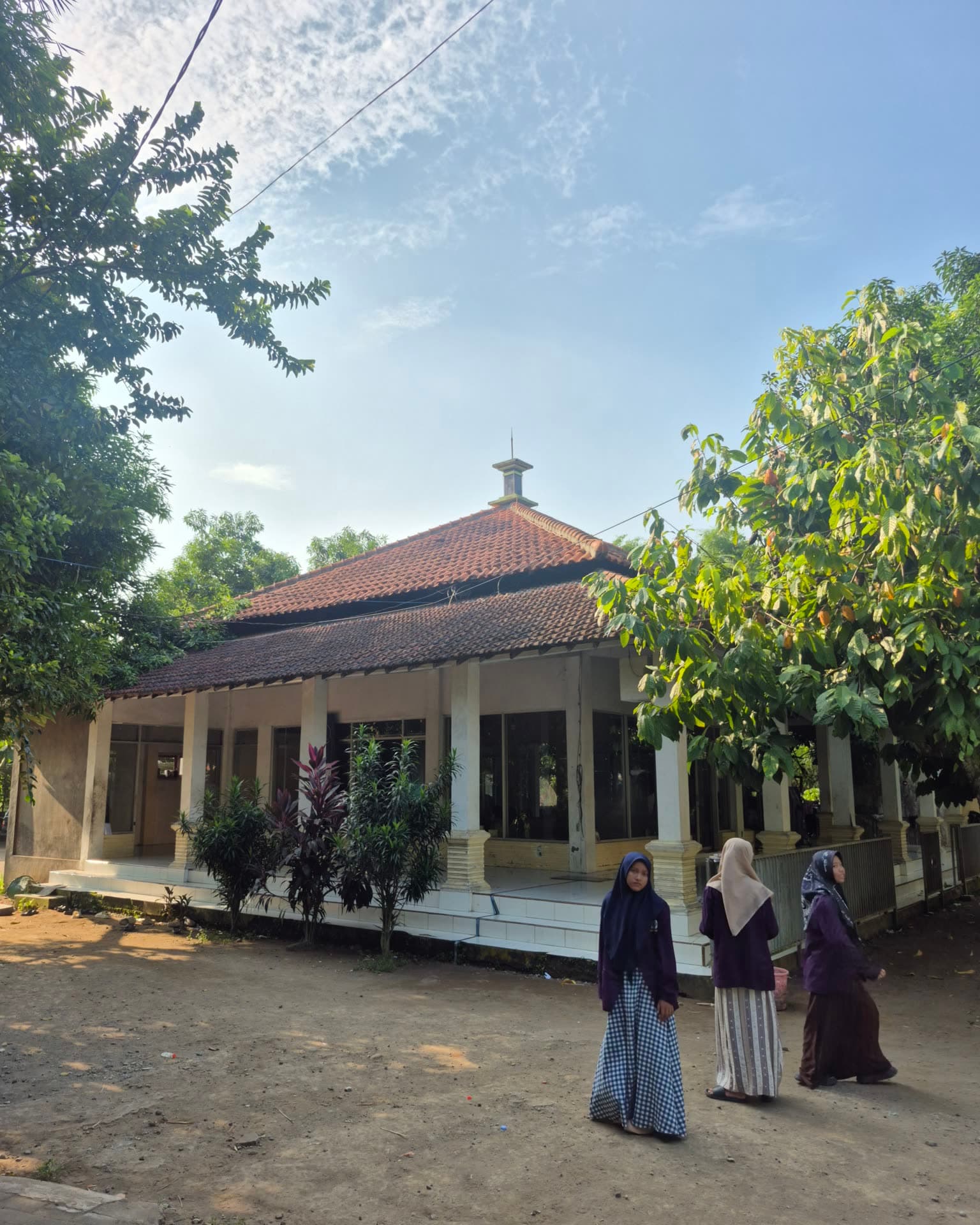 Santri berjalan di halaman masjid Pondok Pesantren Riyadlul Qur'an, Kedungmaling, Mojokerto